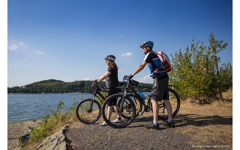 Zwei Mountainbiker schauen aufs Wasser