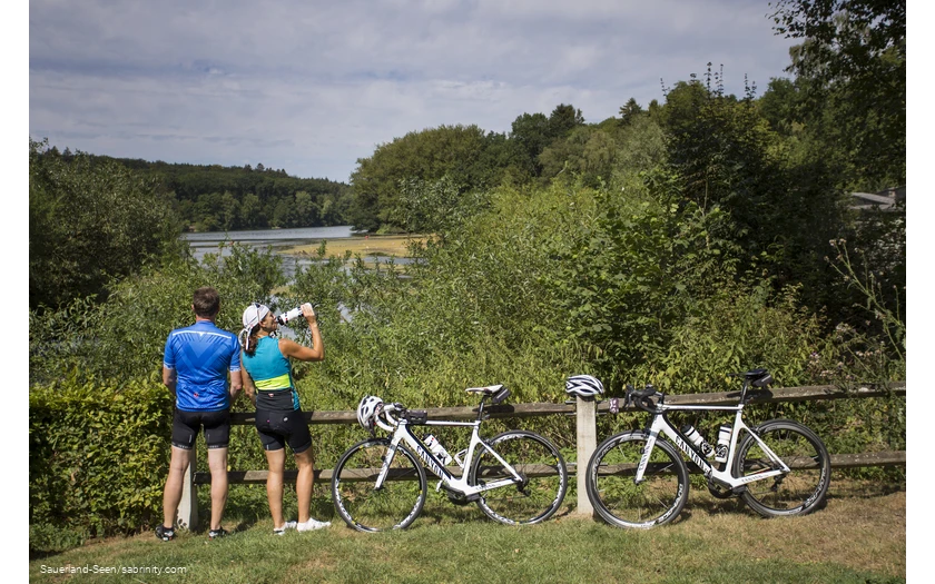 Pärchen macht Pause von der Rennradtour