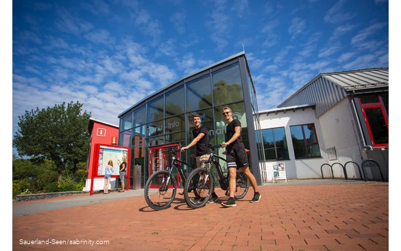 Radfahrer vor der Tourist-Information am Diemelsee