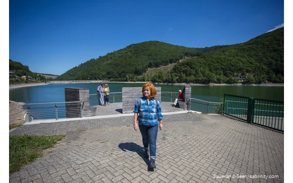 Gut besuchte Aussichtsplattform am Diemelsee