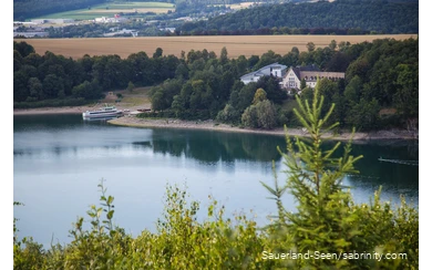 Weitblick auf den See und das Hotel am Ufer