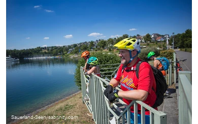 Familie mach Pause am Aussichtspunkt