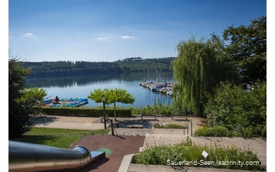 Schön bepflanzte Promenade mit Rutsche
