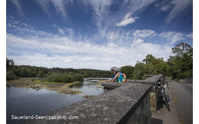 Pärchen genießt die Aussicht von der Kanzelbrücke