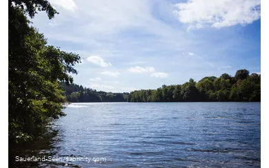 Blick aufs blaue Wasser des Biggesees