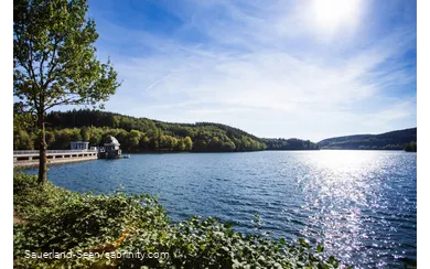 Blick auf das Wasser vom Listersee