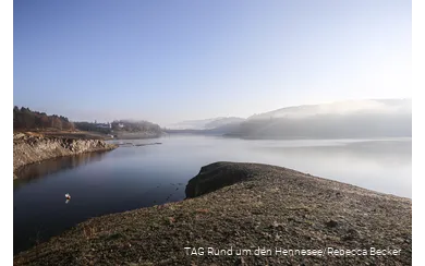 Der stille hennesee am frühen Wintermorgen