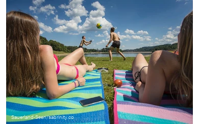 Jugendliche genießen den Tag am See.