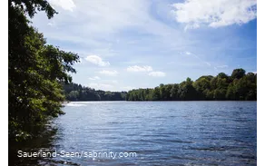 Blick aufs blaue Wasser des Biggesees