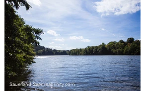 Blick aufs blaue Wasser des Biggesees