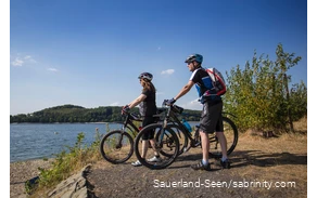 Zwei Mountainbiker schauen aufs Wasser