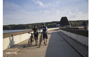 Radfahrer auf der Staumauer