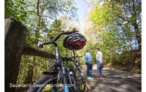 Pause auf dem Radweg am Biggesee