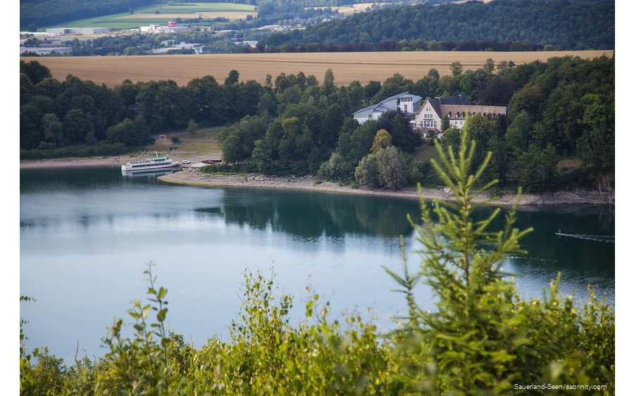 Weitblick auf den See und das Hotel am Ufer