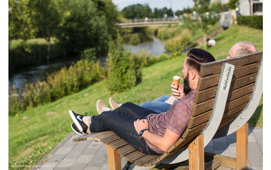 Relaxen und Eisessen auf dem Waldsofa