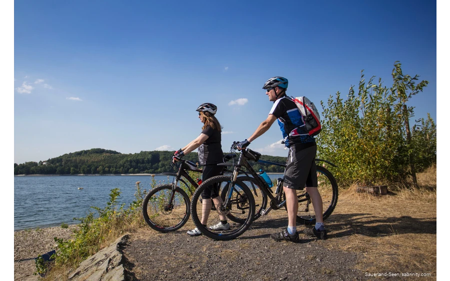Zwei Mountainbiker schauen aufs Wasser