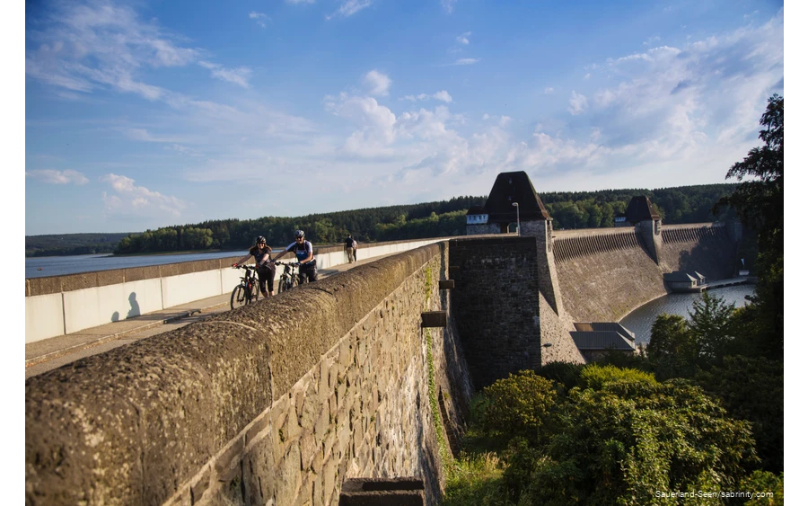 Radfahrer auf dem Hauptdamm des Möhnesees
