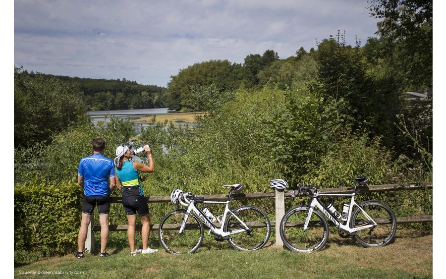 Pärchen macht Pause von der Rennradtour