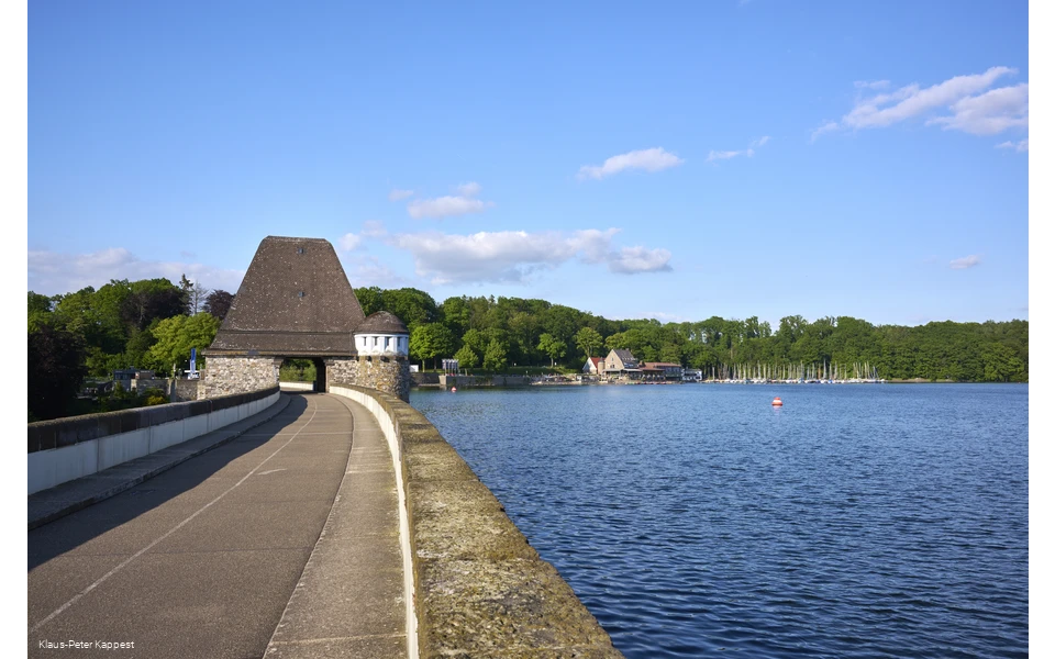 Staumauer und Möhnesee