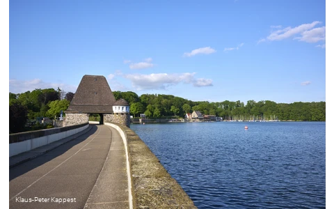 Staumauer und Möhnesee