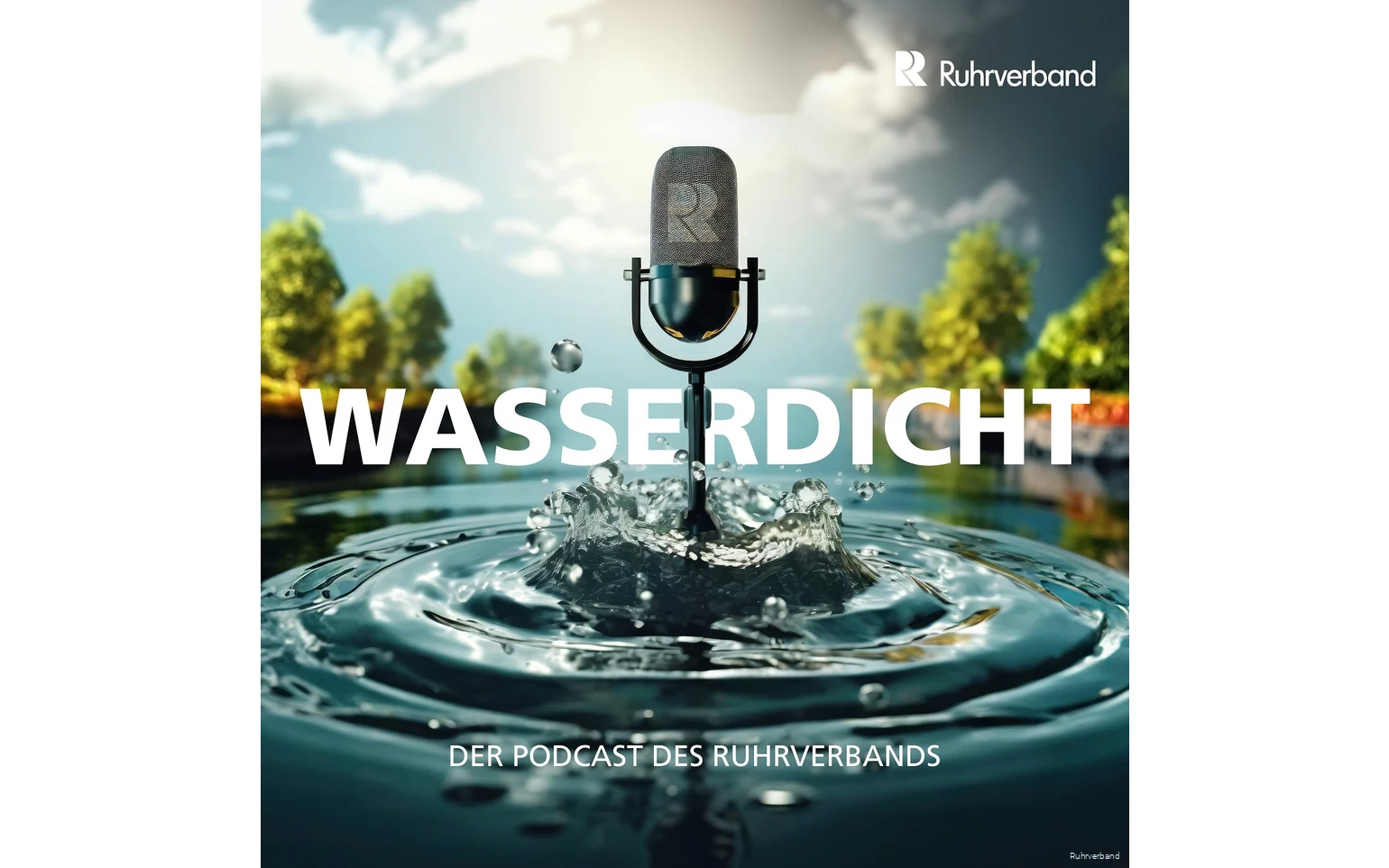 Titelbild des Podcasts "Wasserdicht - Der Podcast des Ruhrverbands" mit einem Mikrofon, das aus einem unruhigen Gewässer hervorbricht.
