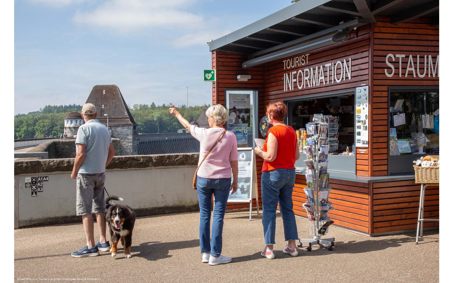 Tourist Info Staumauer Möhnesee mit Gästen