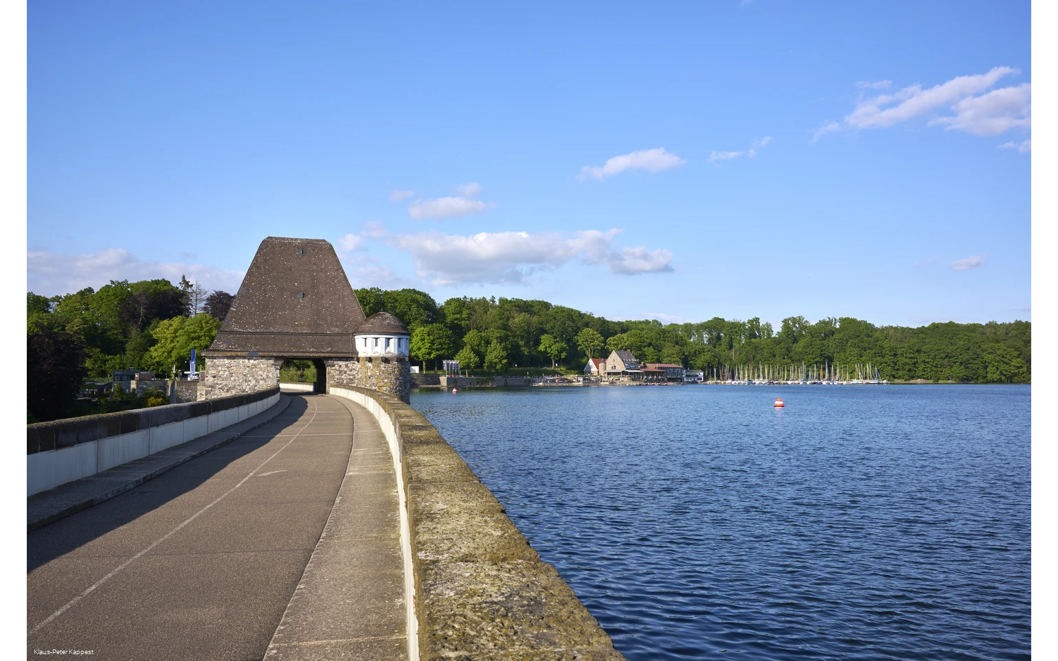 Staumauer und Möhnesee