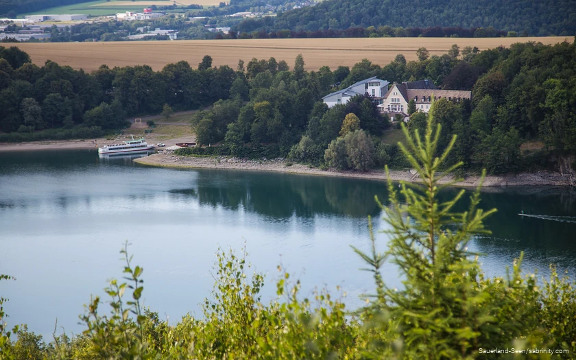 Weitblick auf den See und das Hotel am Ufer