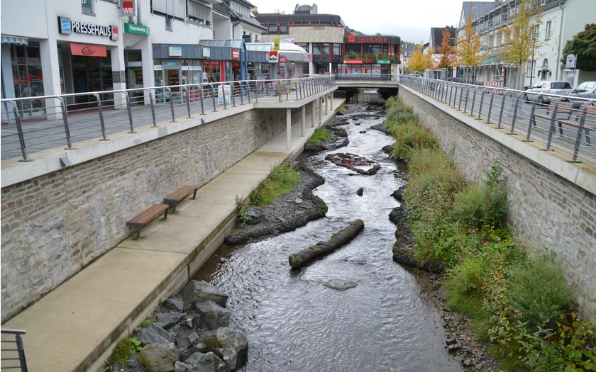 Stadtfuehrung_Meschede_12 dem wasser hinterher (Foto Hennesee-Tourismus).JPG