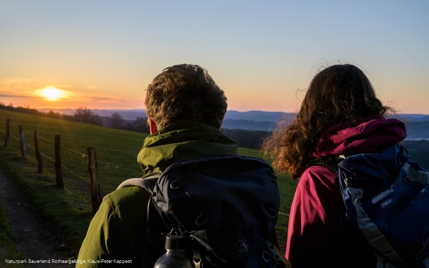 Wanderer auf dem Sauerland-Höhenflug in der Morgensonne