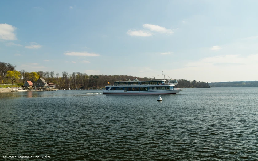 Ein Personenschiff auf dem Möhnesee