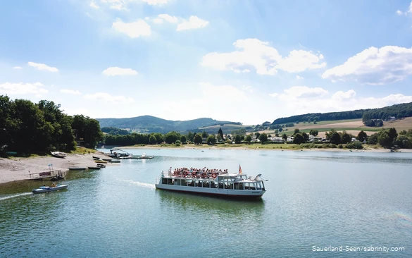 Volles Ausflugsschiff sticht in See