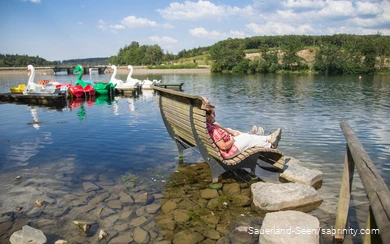 Zwei Senioren relaxen auf der Wasserliege