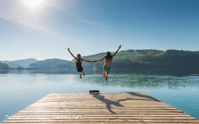 Sprung vom Steg in den Hennesee