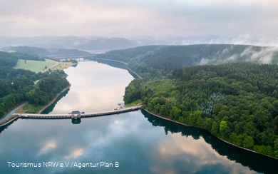 Drohnenaufnahme vom Listersee mit Damm