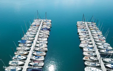 Drohnenaufnahme der Segelboote an den Anlegestegen