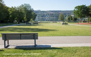 Seepark mit Blick auf den Möhnesee