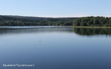 Spiegelglatte Wasseroberfläche des Möhnesees