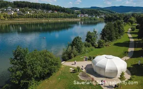 Blick auf den Sorpe-Diamanten und den Airlebnisweg am Seeufer
