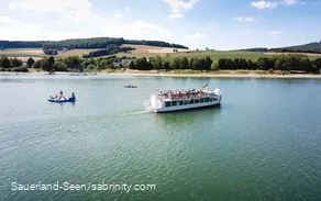 Gut gefülltes Ausflugsschiff auf dem Diemelsee