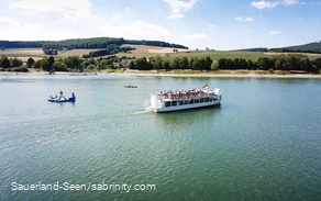 Gut gefülltes Ausflugsschiff auf dem Diemelsee