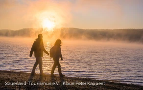 Wanderer im Morgengrauen am Möhnesee