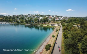 Gut besuchter Damm am Sorpesee von oben