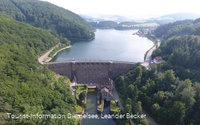 Staumauer - Leander Becker.JPG