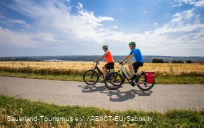 Radfahrer zwischen den Feldern