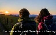 Wanderer auf dem Sauerland-Höhenflug in der Morgensonne