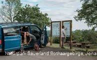 Zwei Wandernde am Startpunkt mit ihrem Van in Meinerzhagen