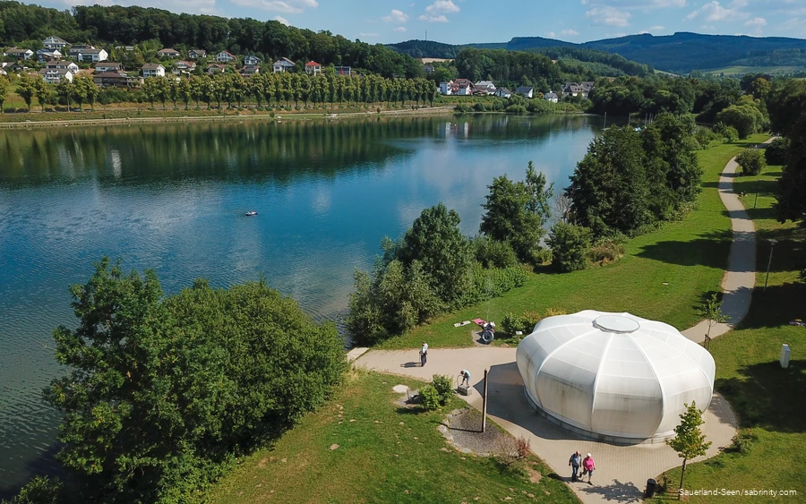 Blick auf den Sorpe-Diamanten und den Airlebnisweg am Seeufer