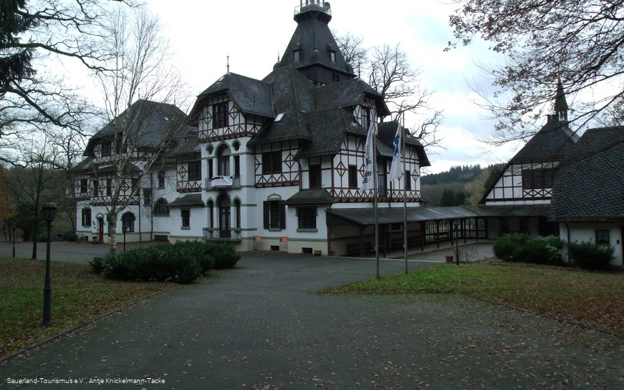 Ehemaliges Jagdschloss am Weg