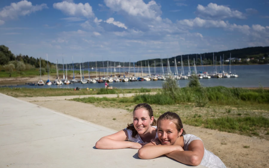 Zwei Freundinnen genießen die Sonne am Seeuefer